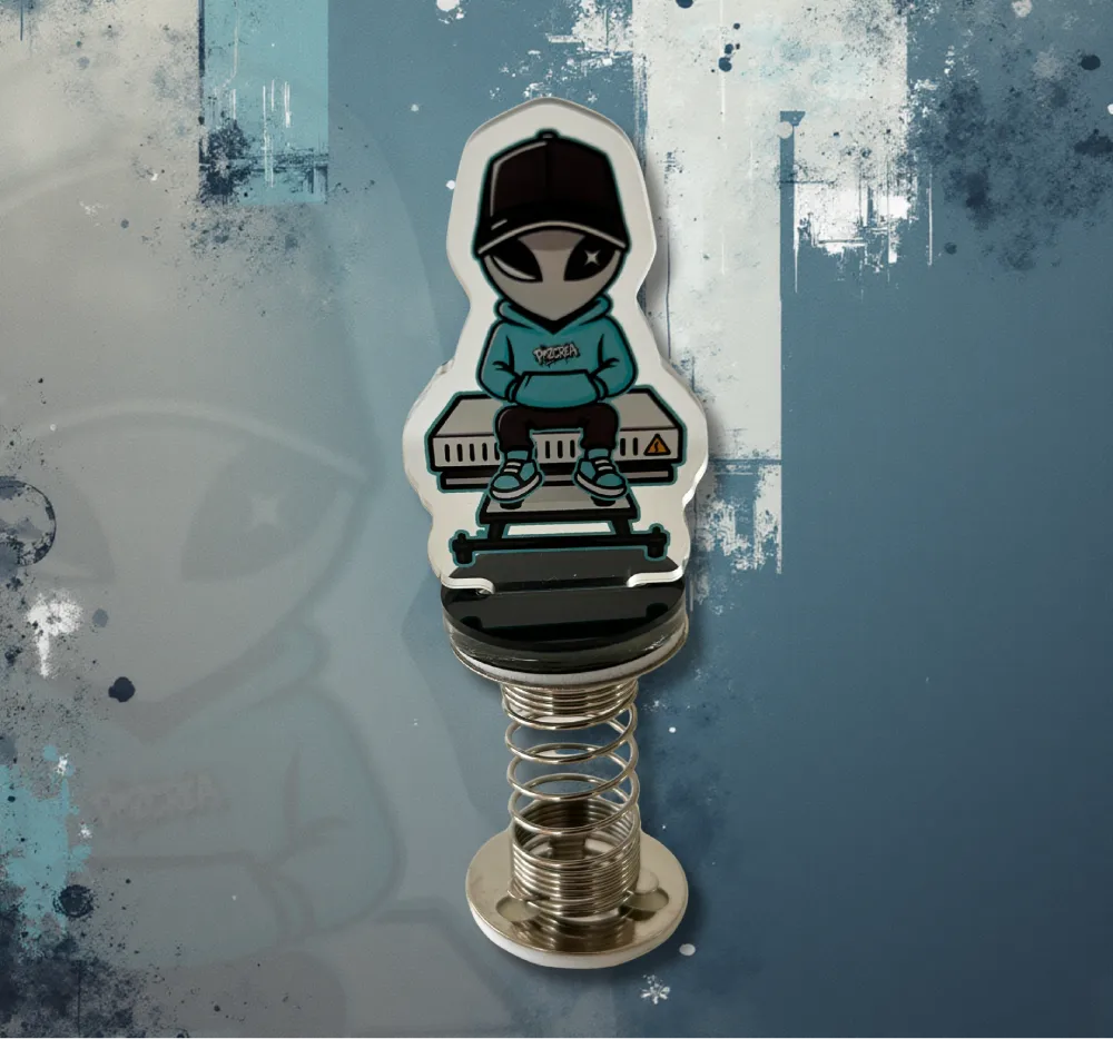 Mini figurine Alien POZCREA sur ressort – assise en hoodie turquoise sur fond bleu
