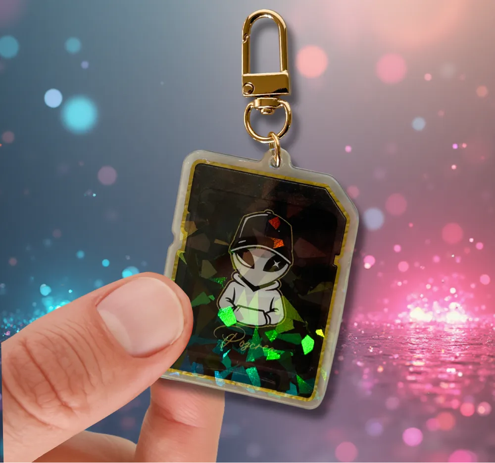 Porte-clé Alien Gold en forme de carte SD – effet holographique vert, tenu en main